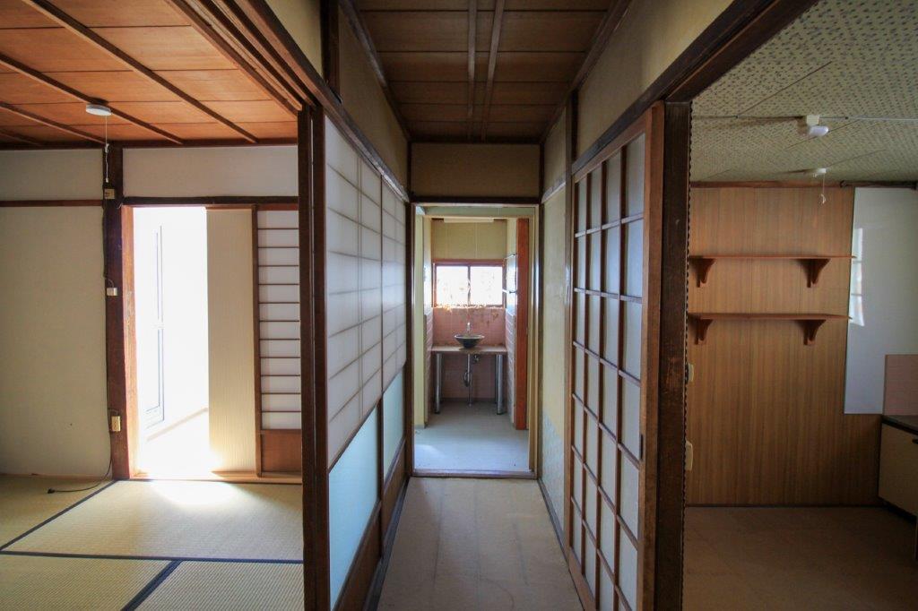 金沢市東山２丁目の賃貸物件/６畳和室・廊下・台所。つきあたりは手洗い