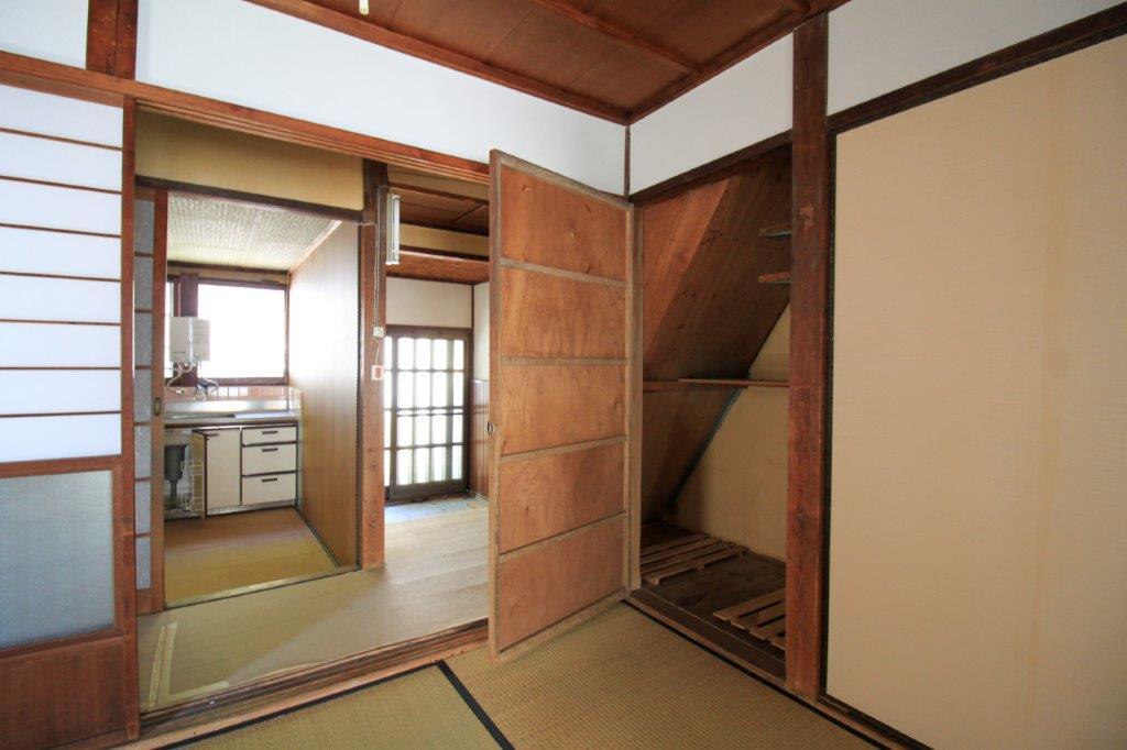 金沢市東山２丁目の賃貸物件/階段下の収納も味わい深い