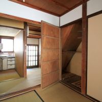 金沢市東山２丁目の賃貸物件/階段下の収納も味わい深い