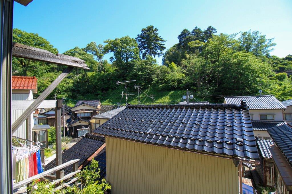 金沢市東山２丁目の賃貸物件/２階より建物裏手。抜けが良く、空と緑が美しいです。