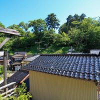 金沢市東山２丁目の賃貸物件/２階より建物裏手。抜けが良く、空と緑が美しいです。