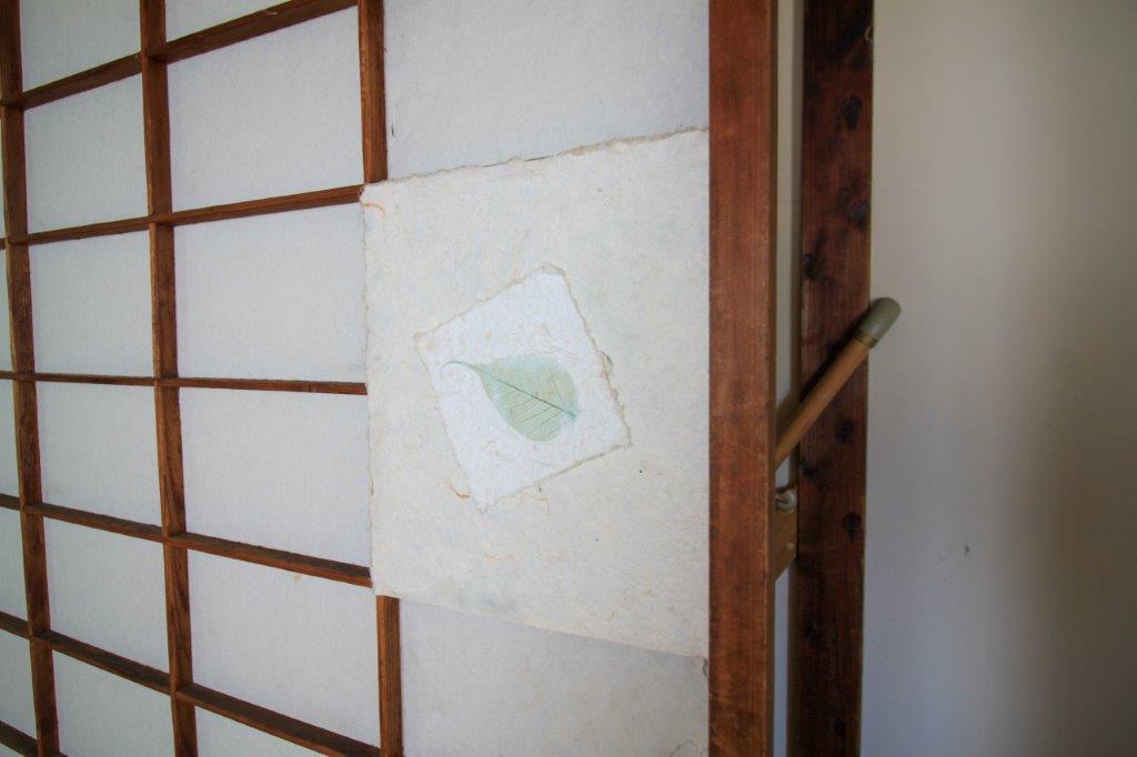 金沢市東山２丁目の賃貸物件/建具引手部分の押し花入りの和紙。なごむ。
