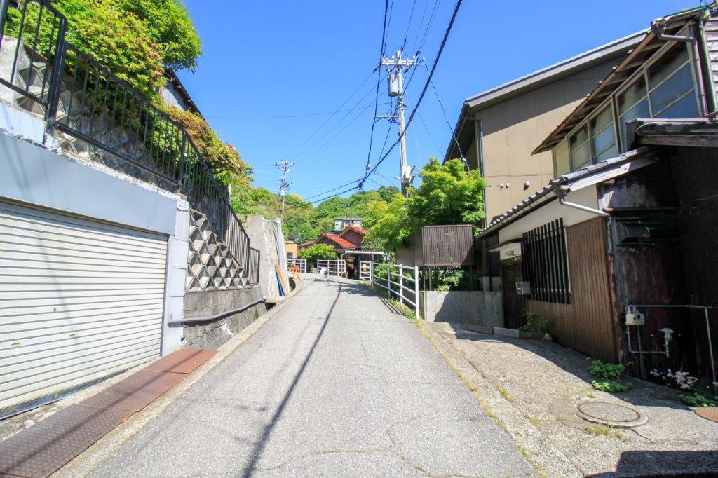 金沢市東山２丁目の賃貸物件/前面道路は卯辰山へ向かっていく坂道