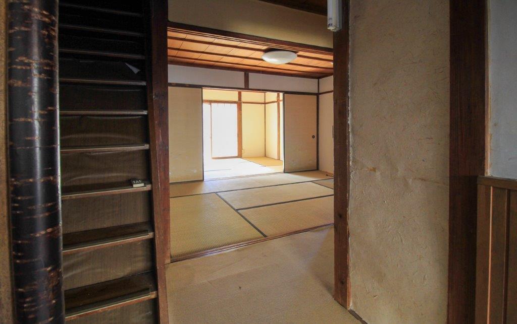 金沢市東山２丁目の賃貸物件/玄関から居室方向。見た目よりも広く感じる。