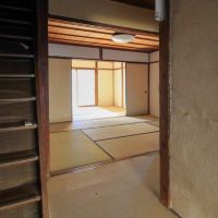 金沢市東山２丁目の賃貸物件/玄関から居室方向。見た目よりも広く感じる。