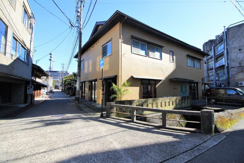 金沢市茨木町の賃貸物件/１階には美容院、アパレルショップ、事務所、カフェが入居中