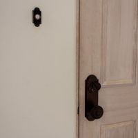金沢市茨木町の賃貸物件/こだわりのドアノブはヨーロッパ製。インターホンもあえてのブザー式