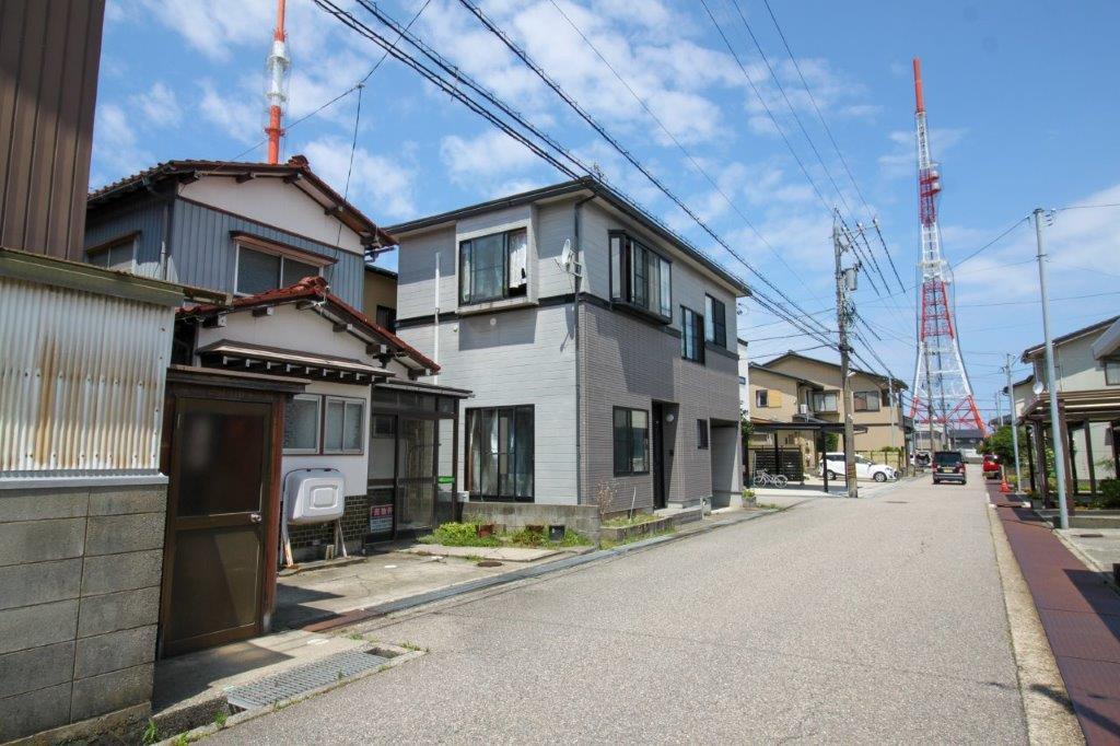 金沢市松村の売買物件/前面道路奥にはテレビ電波塔