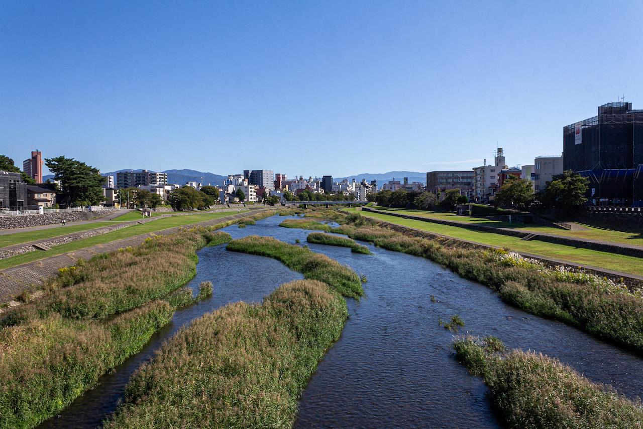 金沢市中央通町の賃貸物件/犀川と、北陸随一の繁華街片町のビル群