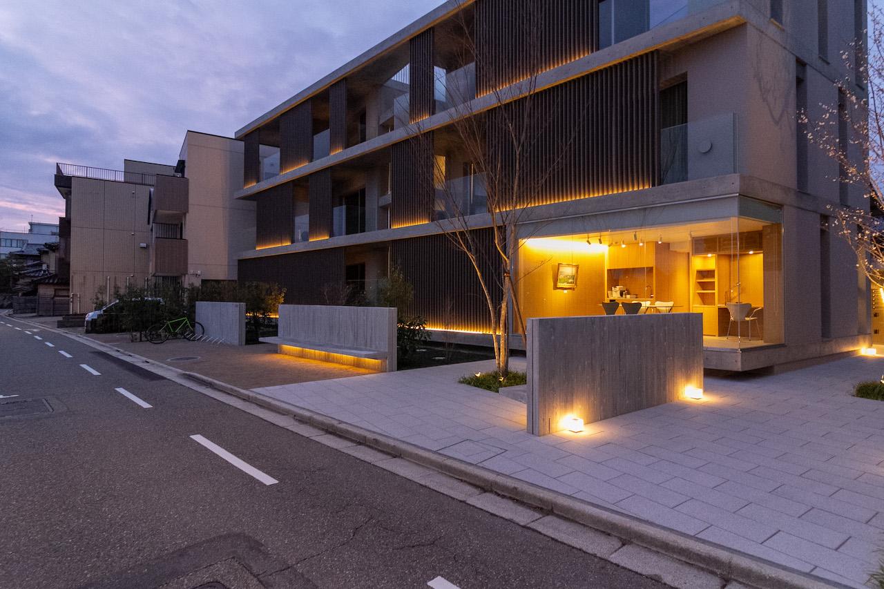 金沢市中央通町の賃貸物件/夜は、ふんわり建物を照らす