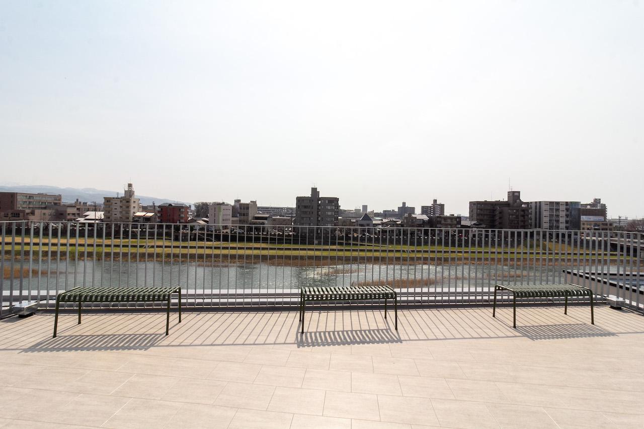 金沢市中央通町の賃貸物件/犀川と緑地と空が気持ち良い。ここでお酒を酌み交わしたい。ここから花火鑑賞も