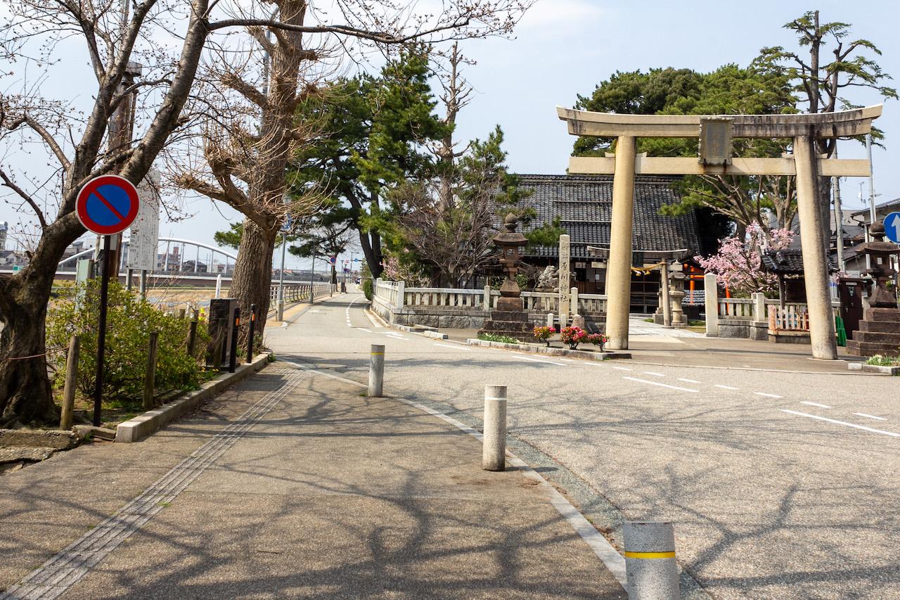 金沢市中央通町の賃貸物件/本物件隣の犀川神社。犀川神社から二股に道が分かれますが、本物件エントランスへは両側の道からアクセス可能です