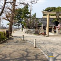 金沢市中央通町の賃貸物件/本物件隣の犀川神社。犀川神社から二股に道が分かれますが、本物件エントランスへは両側の道からアクセス可能です