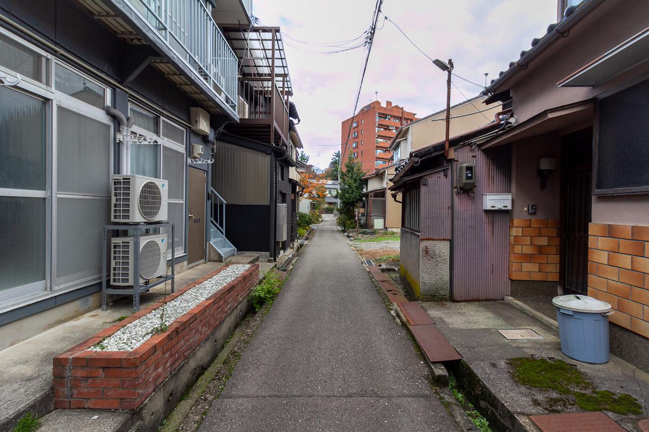 金沢市橋場町の賃貸物件/城下町の面影を感じる細い道沿いにあります。