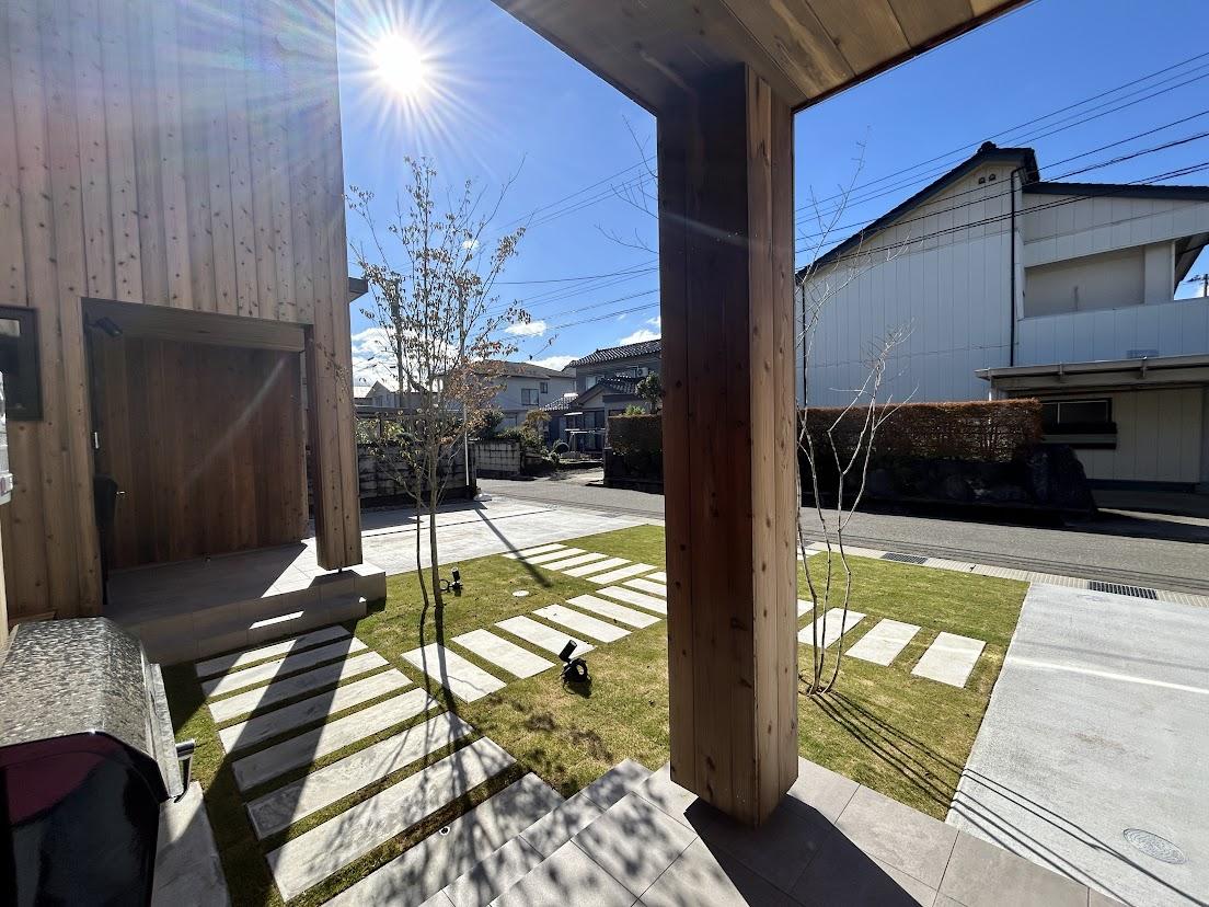 富山県富山市婦中町田島の売買物件/玄関から出ると気持ちの良い日差しが差し込みます