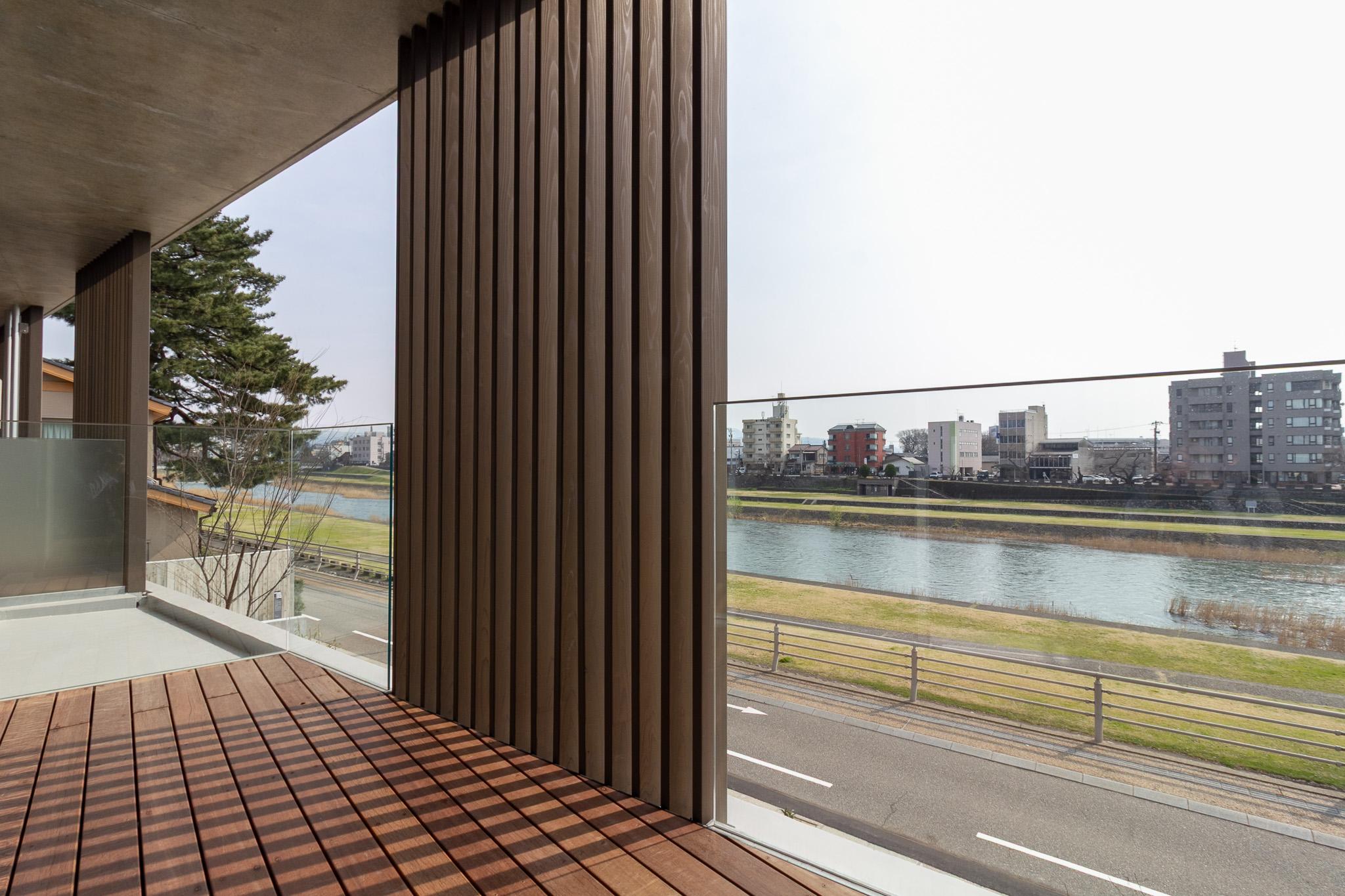 金沢市中央通町の賃貸物件/ウッドデッキテラス。本物の木材を使ったデッキ。全室、イスと机を置ける広々サイズです
