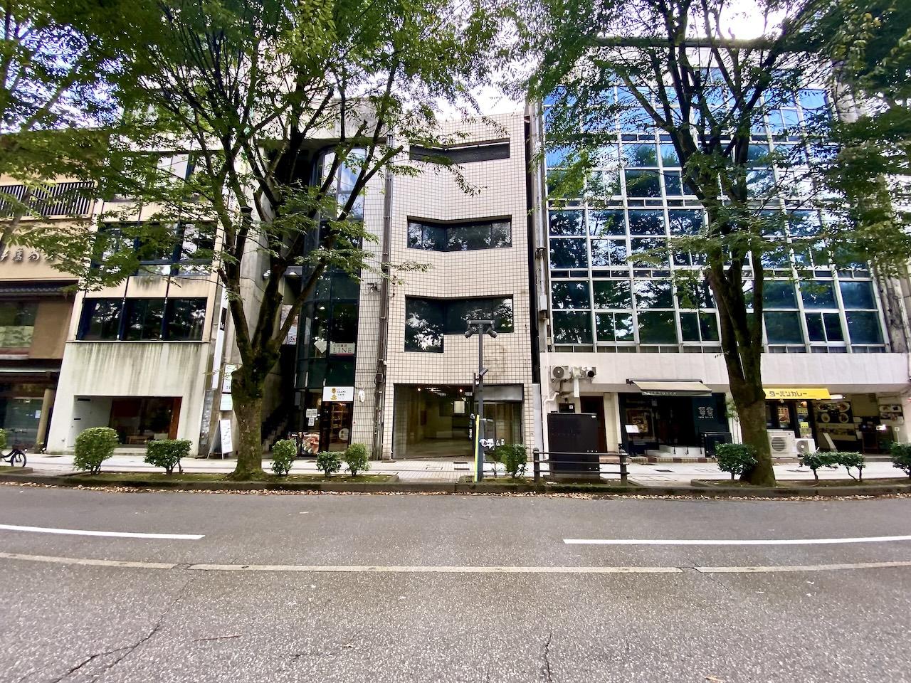 金沢市広坂1丁目の賃貸物件/控えめながらもしっかりとした造形と、手仕事の美しさが感じられる建物です