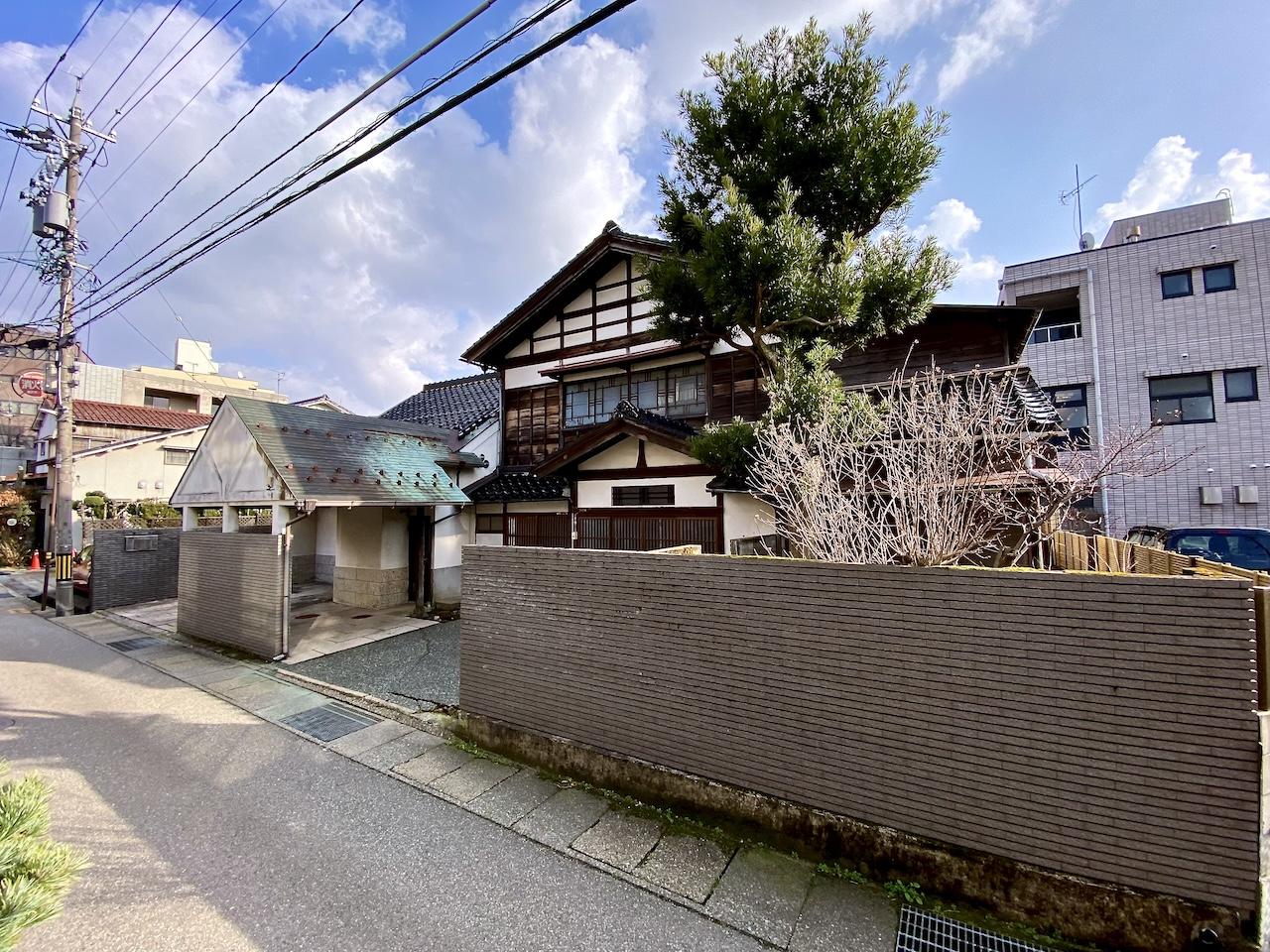 金沢市茨木町の賃貸物件/建物全体を見るとその大きさがわかります