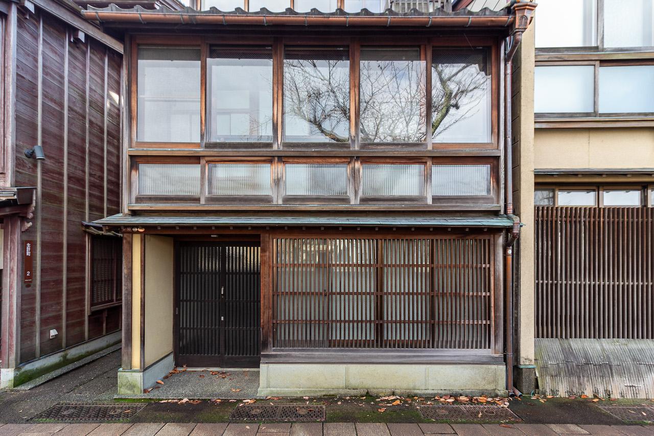 金沢市主計町の賃貸物件/暗がり坂から浅野川への出口の角に建つ町家