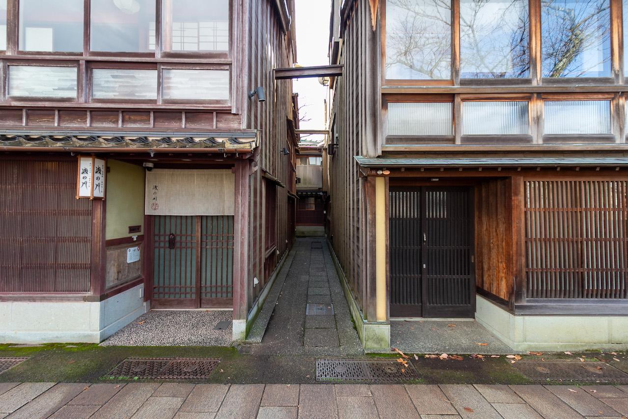 金沢市主計町の賃貸物件/右側が本物件。この小路より、暗がり坂へ