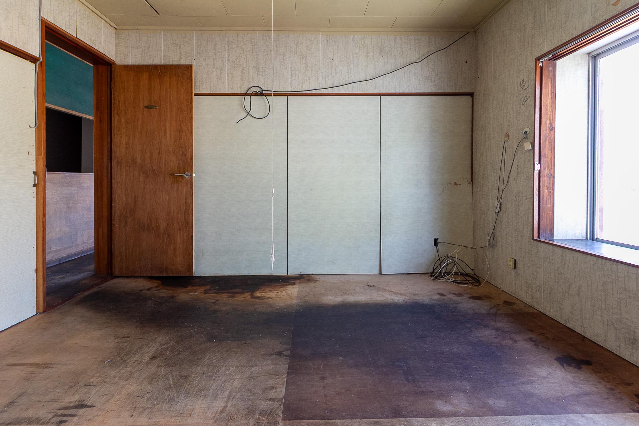 金沢市片町の賃貸物件/2階の奥の部屋。写真正面の壁を取り払えば、2階の元客席スペースとつながります。