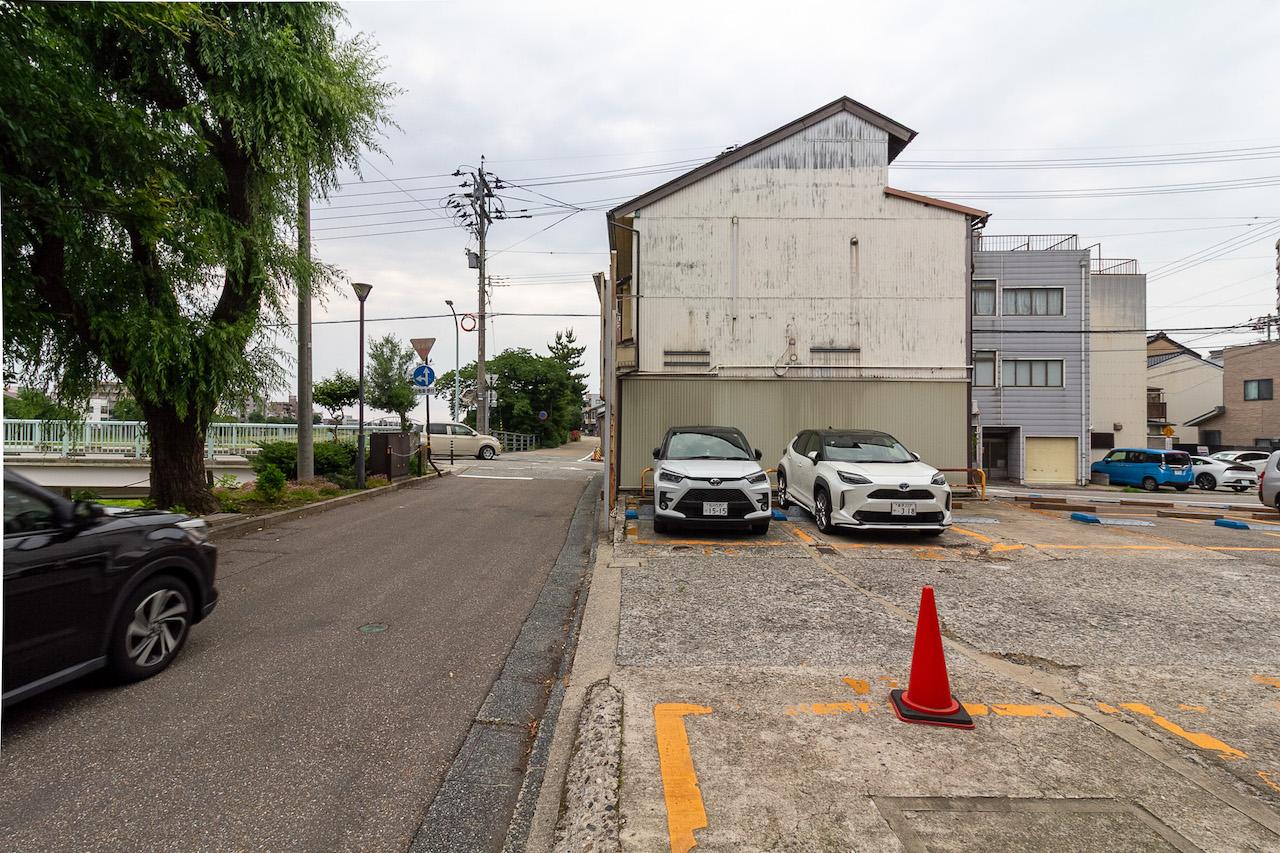 金沢市片町の賃貸物件/建物を取り囲む形でコインパーキングがあります。