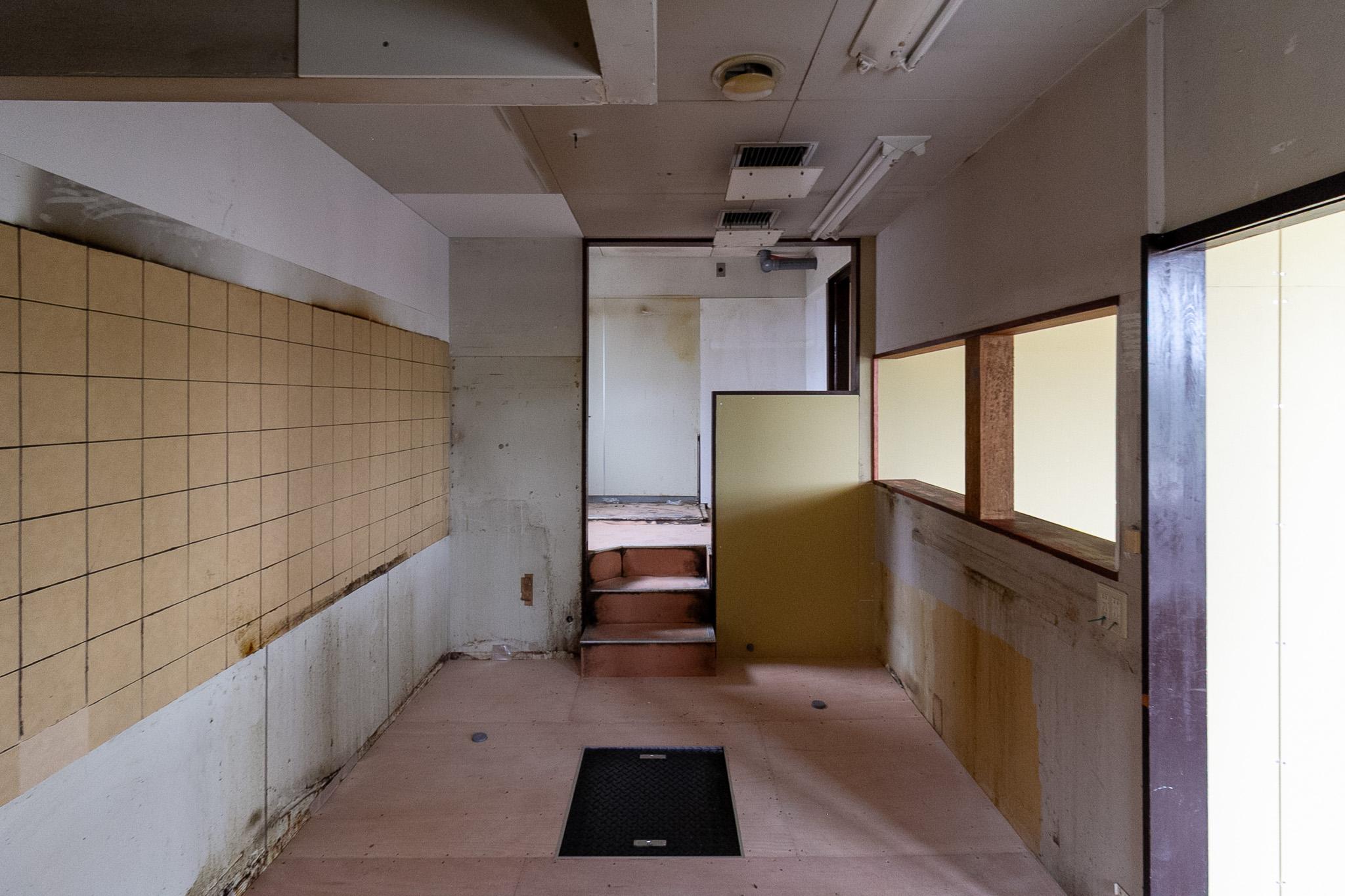 金沢市片町の賃貸物件/階段の奥は冷蔵庫を置かれていました。