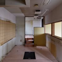 金沢市片町の賃貸物件/階段の奥は冷蔵庫を置かれていました。