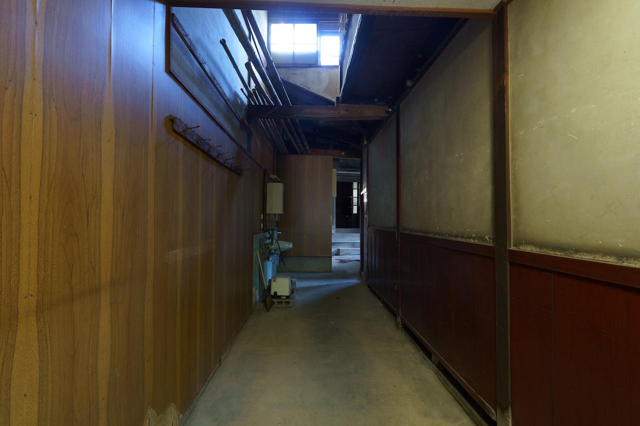 金沢市石引の賃貸物件/町家＋土蔵＋倉庫：RC造から町家に繋がっていたつなぎ廊下。RC造との繋ぎ目は、封鎖予定です。