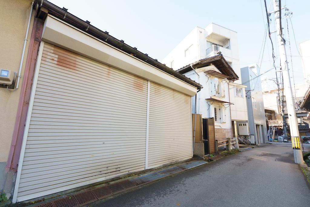 金沢市石引の賃貸物件/町家＋土蔵＋倉庫：前面道路側。車庫と土蔵。こちらが入り口となります。
