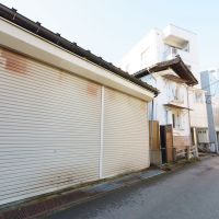 金沢市石引の賃貸物件/町家＋土蔵＋倉庫：前面道路側。車庫と土蔵。こちらが入り口となります。