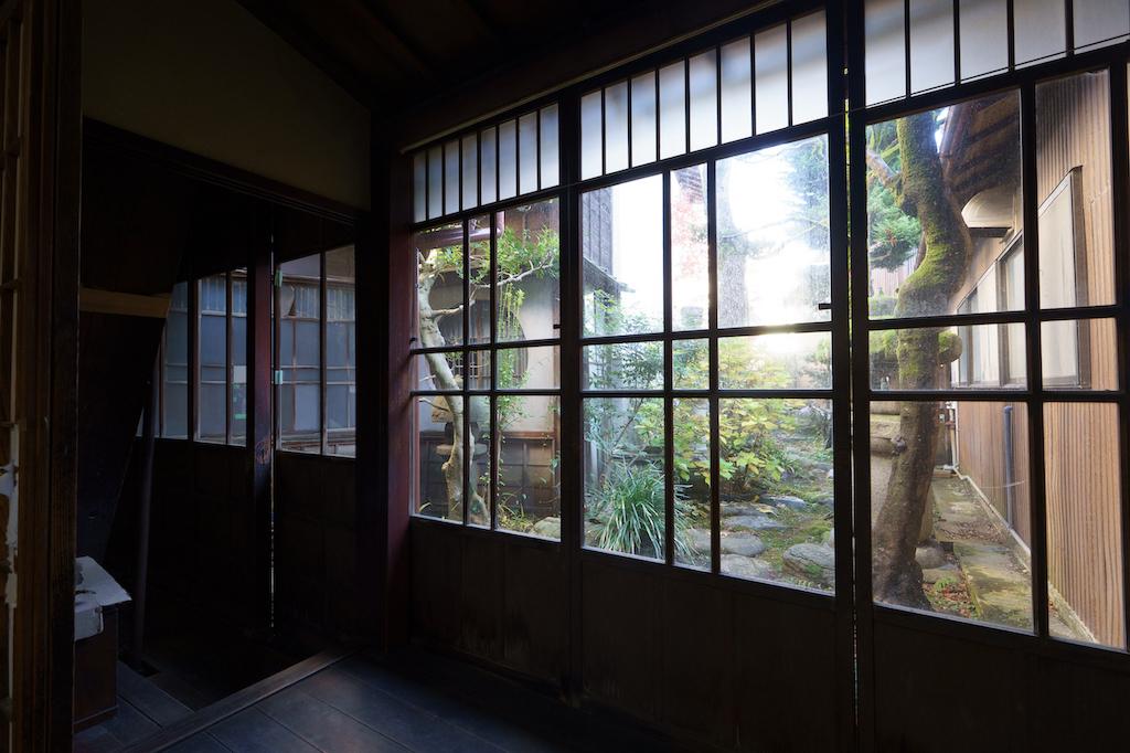金沢市石引の賃貸物件/町家＋土蔵＋倉庫：廊下から中庭