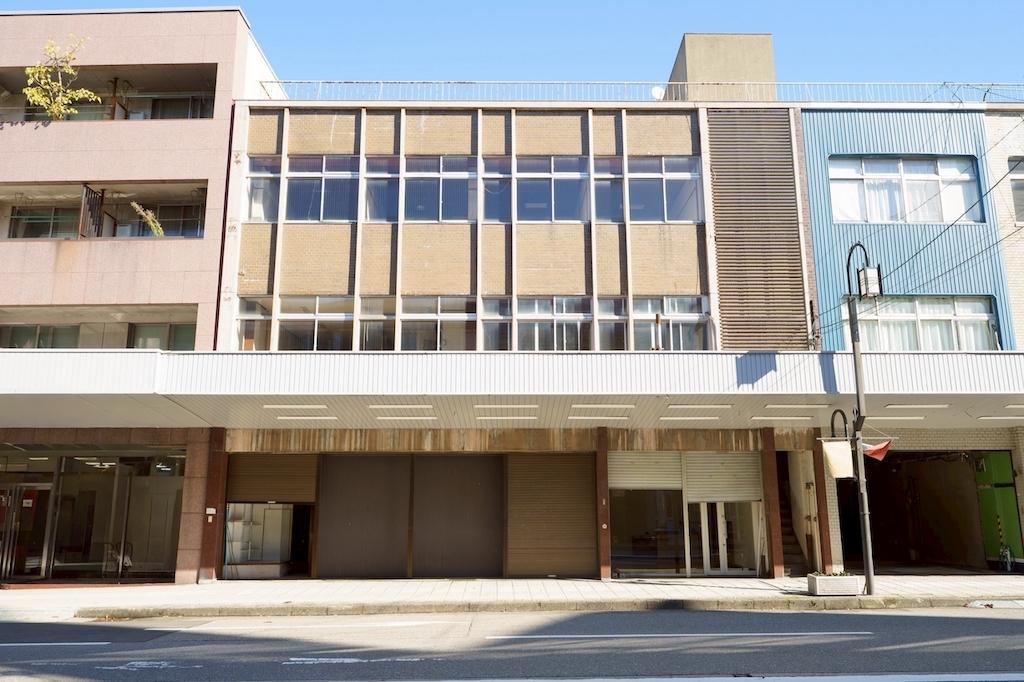 金沢市石引の賃貸物件/防火建築帯が連なる石引商店街。中央が本物件