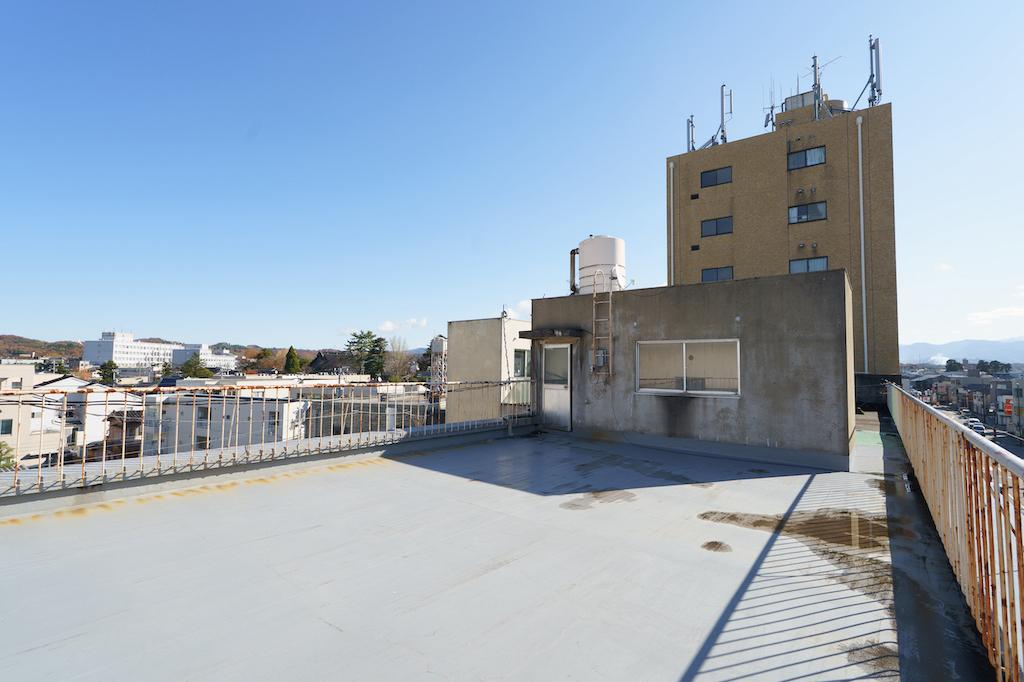 金沢市石引の賃貸物件/RCビル：建物右側の階段から屋上へ