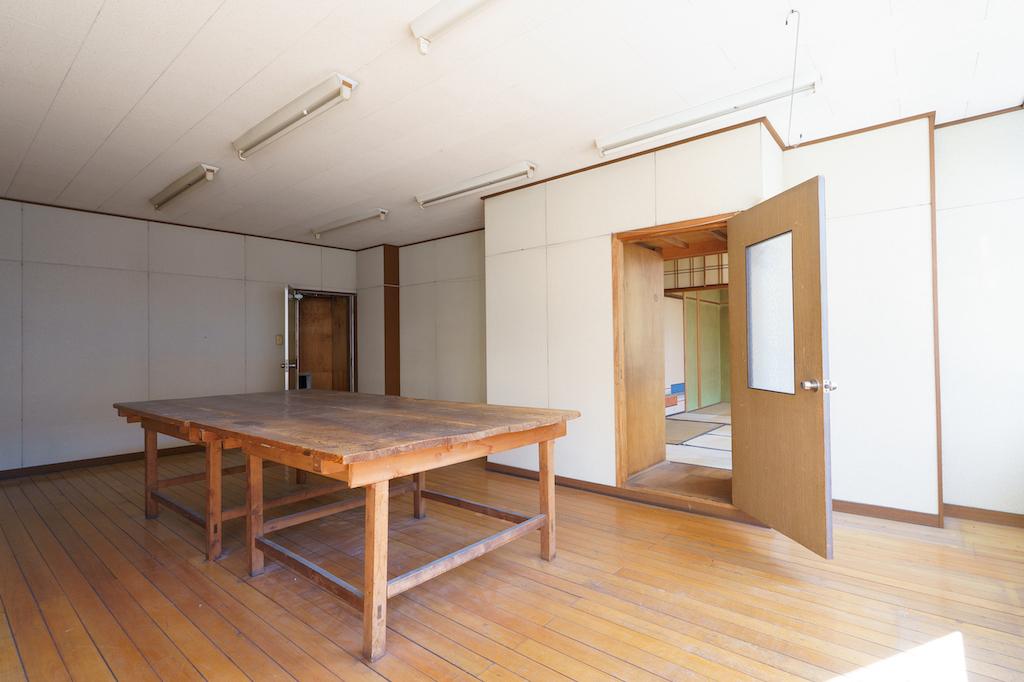 金沢市石引の賃貸物件/RCビル：扉から居住部へ