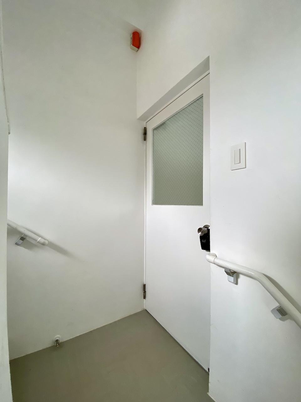 金沢市弥生の賃貸物件/2階入口扉