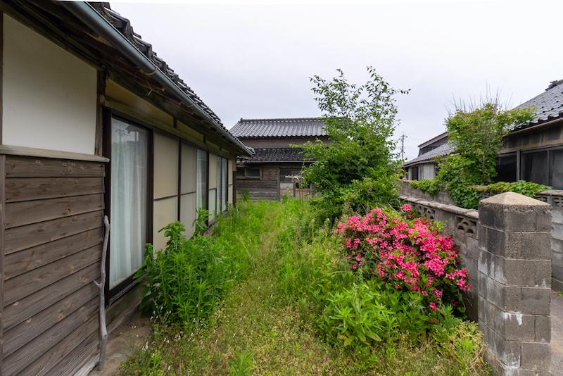 羽咋市柴垣町の売買物件/程よいサイズ感の庭、奥に納屋