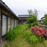 羽咋市柴垣町の売買物件/程よいサイズ感の庭、奥に納屋