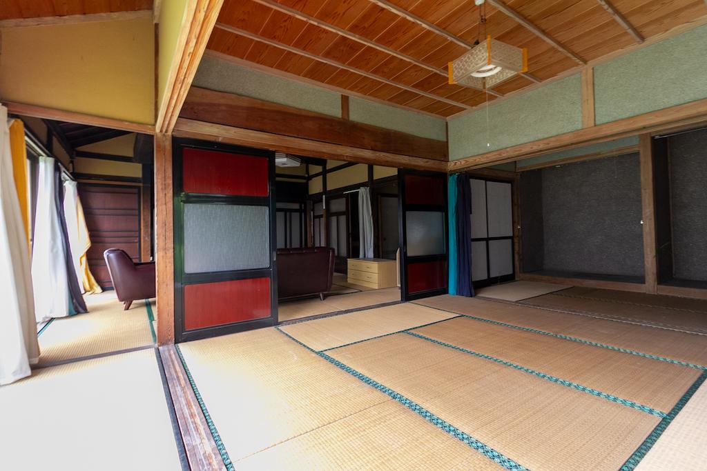 羽咋市柴垣町の売買物件/縁に囲まれた開放的な和室