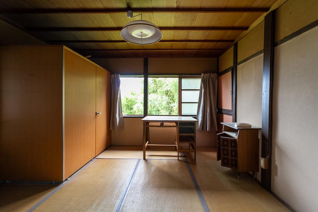 羽咋市柴垣町の売買物件/６畳間には後付けの脱衣所