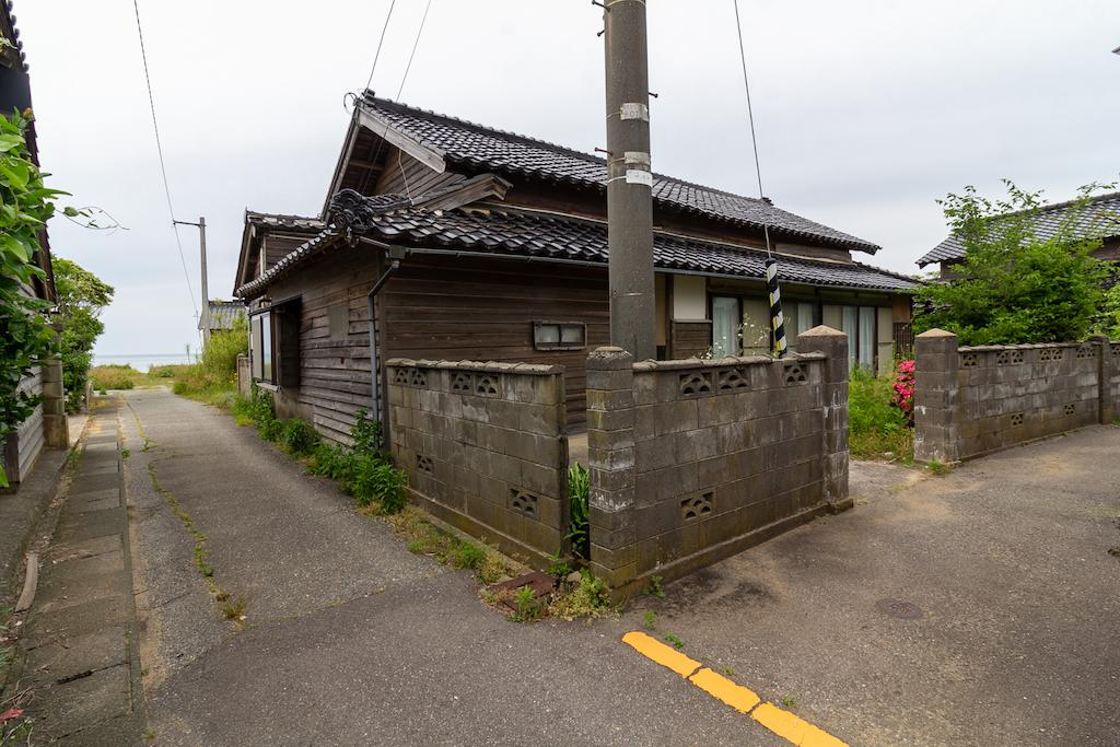 羽咋市柴垣町の売買物件/庭付き木造平屋建て