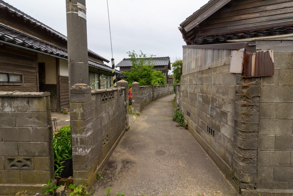 羽咋市柴垣町の売買物件/建物前面道路。狭い路地も魅力的