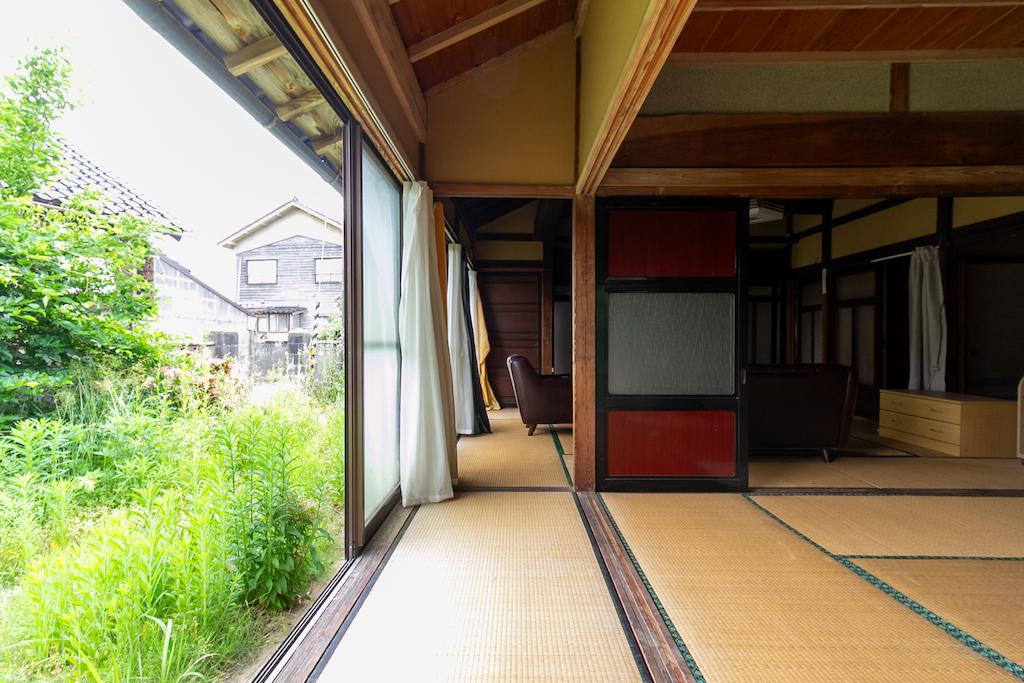羽咋市柴垣町の売買物件/縁に囲まれた開放的な和室