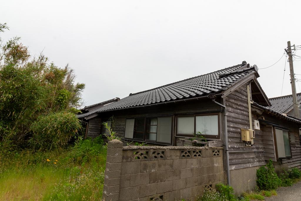 羽咋市柴垣町の売買物件/建物背面、後の庭は敷地外