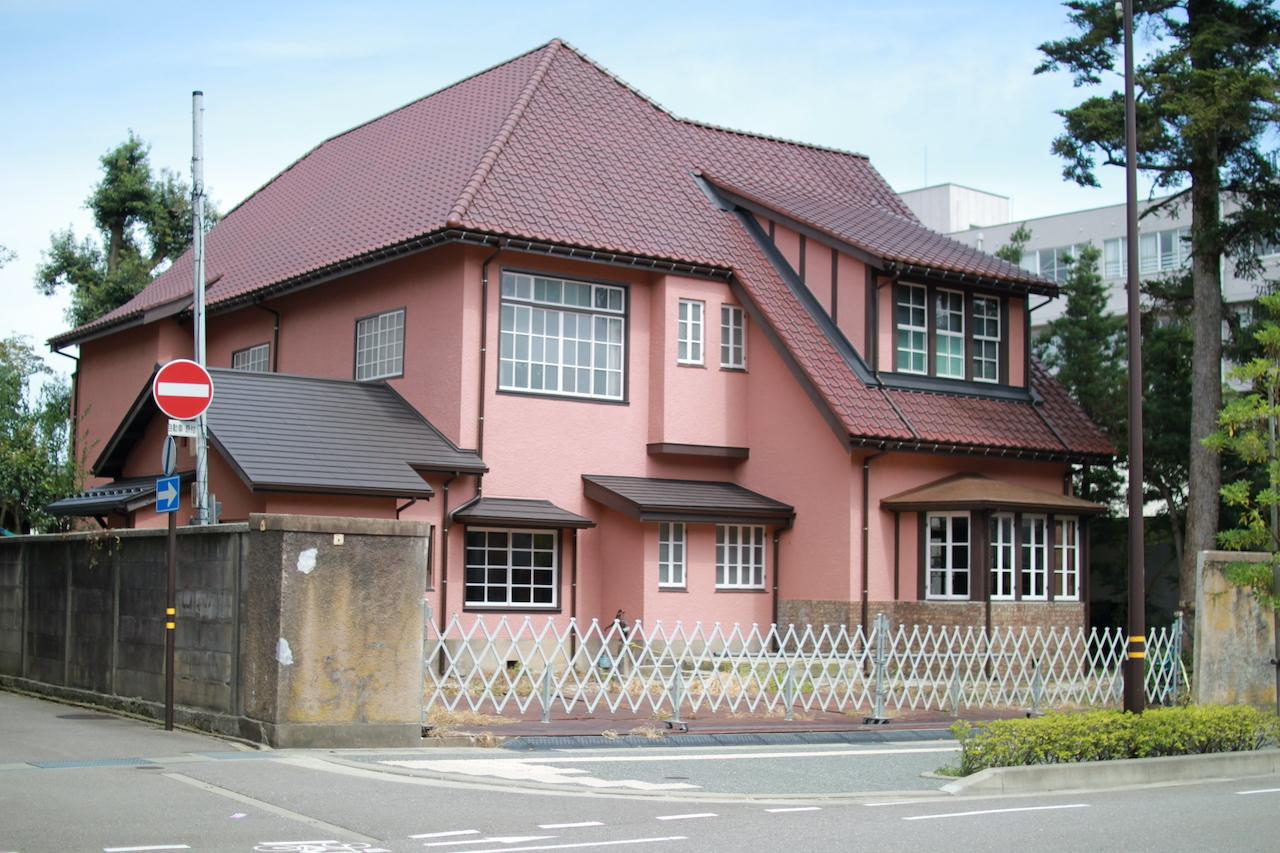 金沢市大手町の賃貸物件/屋根、外壁は建築当初の姿を尊重した修繕がされています