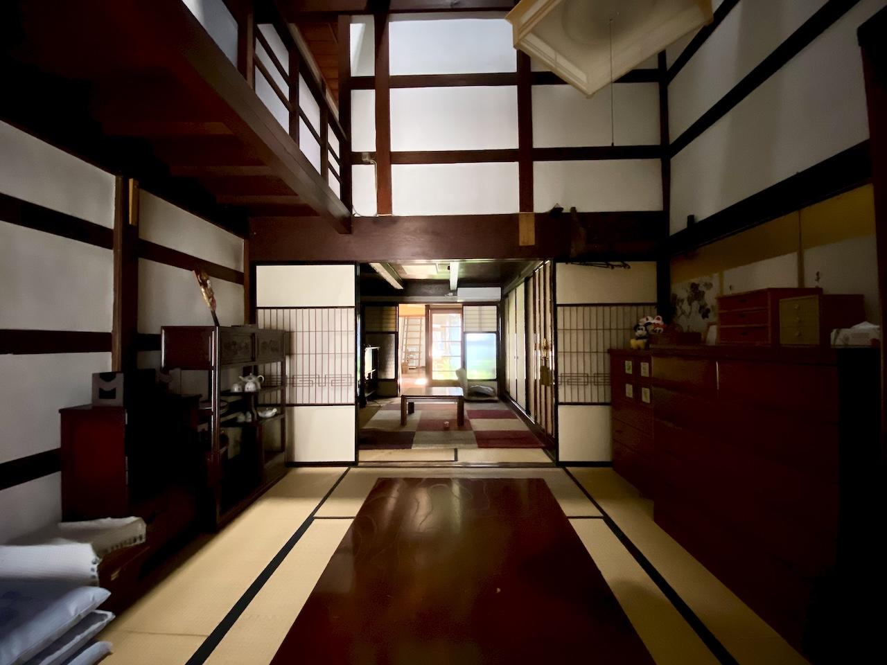 富山県射水市八幡町の売買物件/舞台のセットのような室内