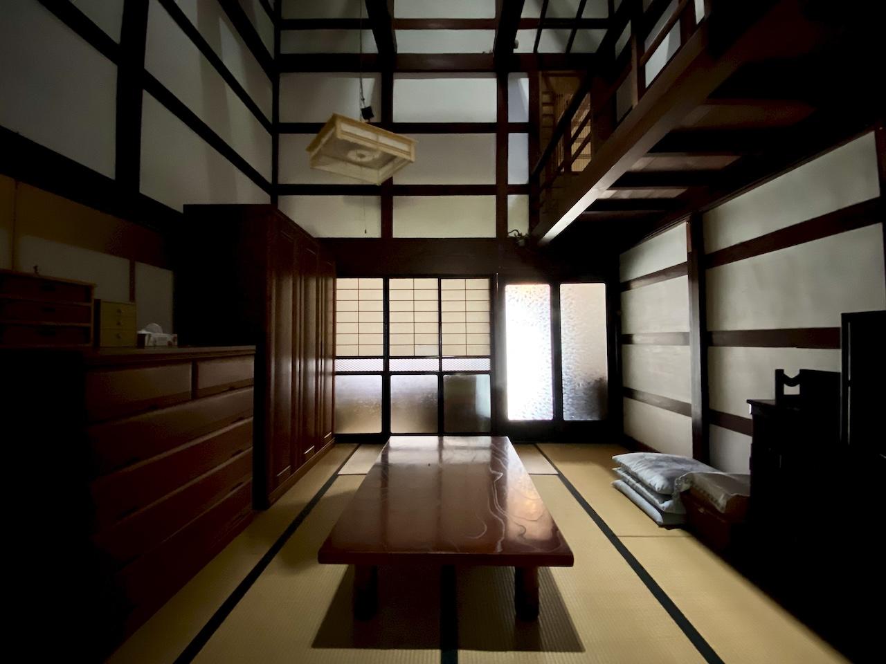 富山県射水市八幡町の売買物件/玄関横にも部屋があります