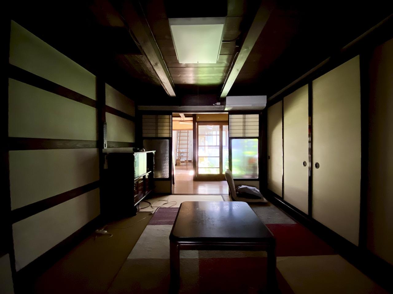 富山県射水市八幡町の売買物件/中庭から溢れる自然光
