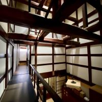 富山県射水市八幡町の売買物件/渡り廊下　上下に広がる空間の気配を全身で感じられます
