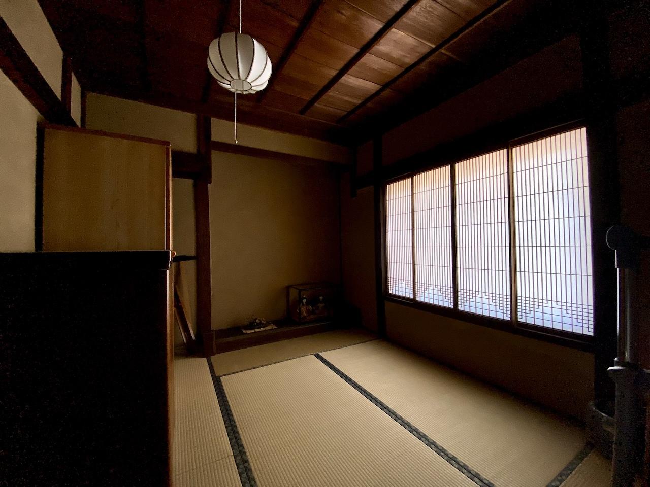 富山県射水市八幡町の売買物件/2階道路沿いの6帖和室